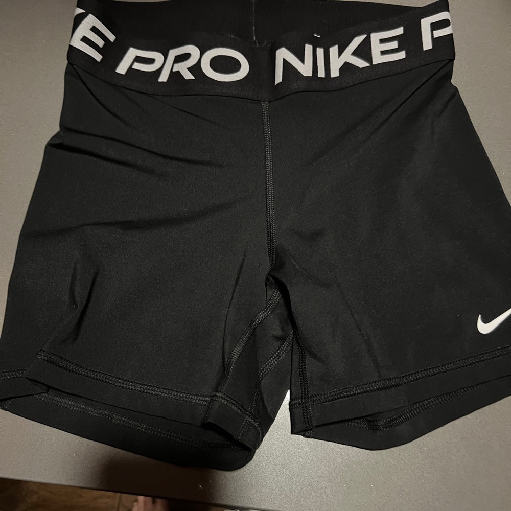 NWOT woman’s small Nike Pros black short